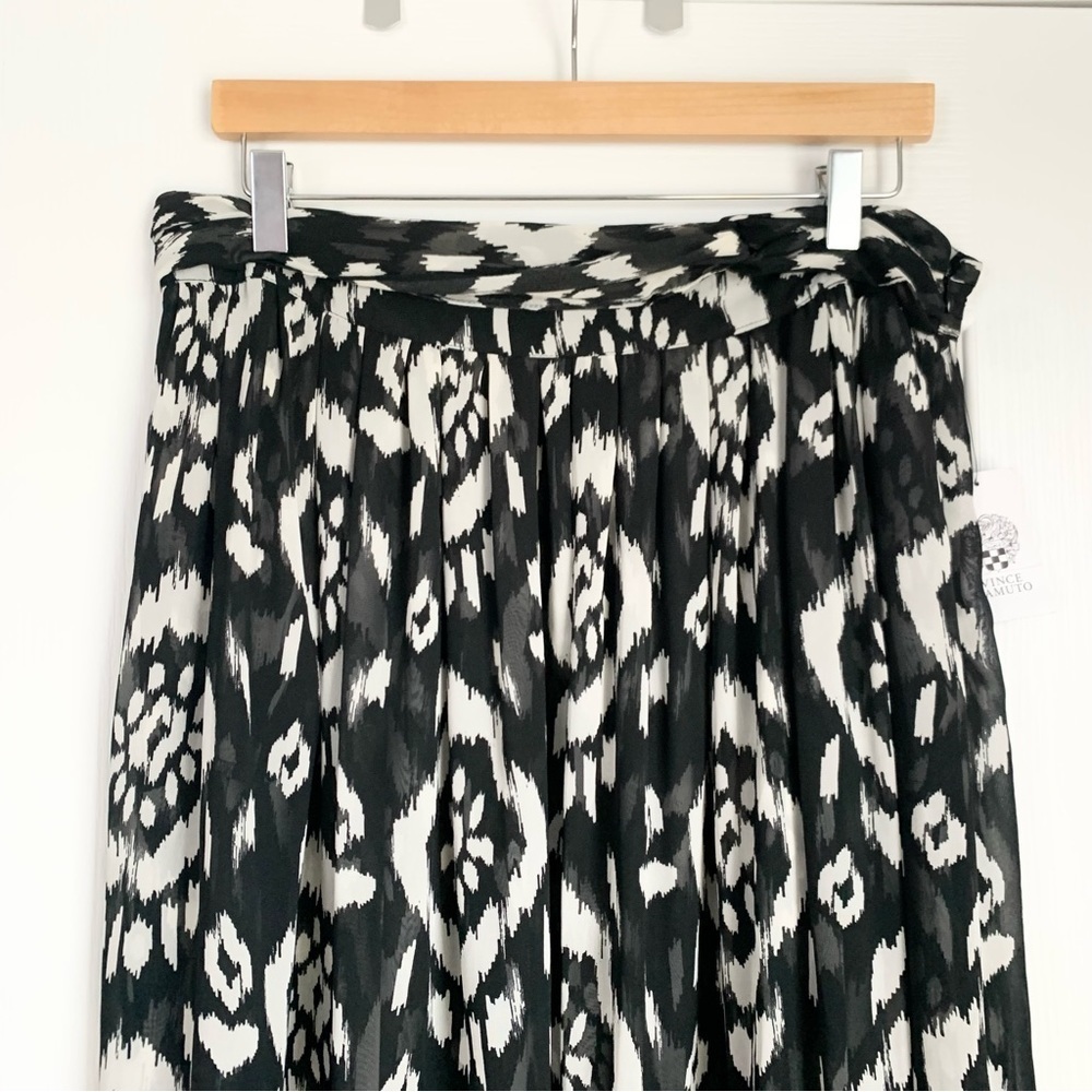*Snags* NWT Vince Camuto Black and White Printed Chiffon Maxi Skirt - Picture 2 of 12